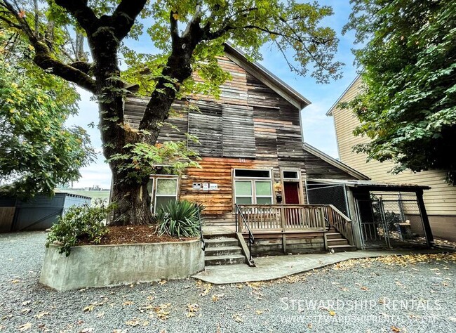 Primary Photo - "The Barn" - 9 Bd / 3 Bath close to UO Cam...