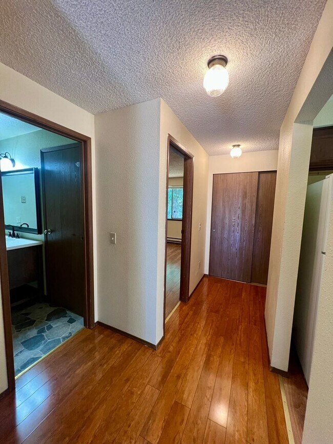 Building Photo - Well Maintained 2BD Duplex - Water Included
