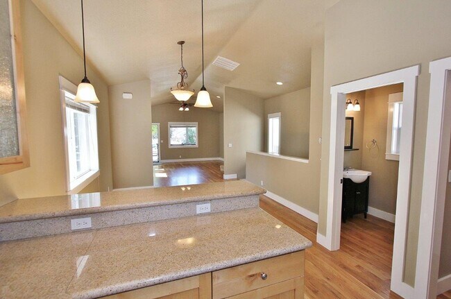 Building Photo - Craftsman Style Home on the Boise Bench
