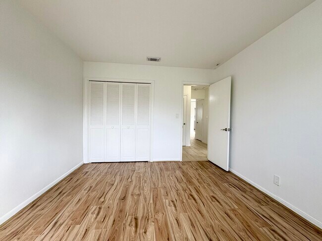 Building Photo - 305 SE 9th Ave