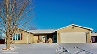 Building Photo - Beautiful 3 bedroom home just minutes from Manhattan and Fort Riley!