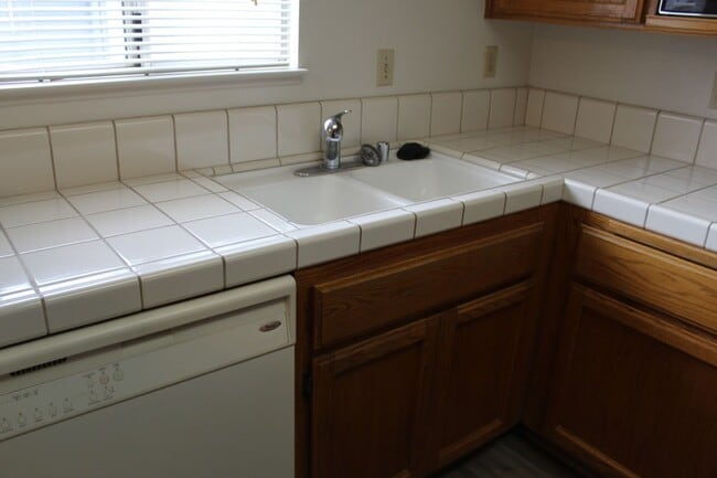 Building Photo - One Bedroom for Rent Southwest Bakersfield Gated Community