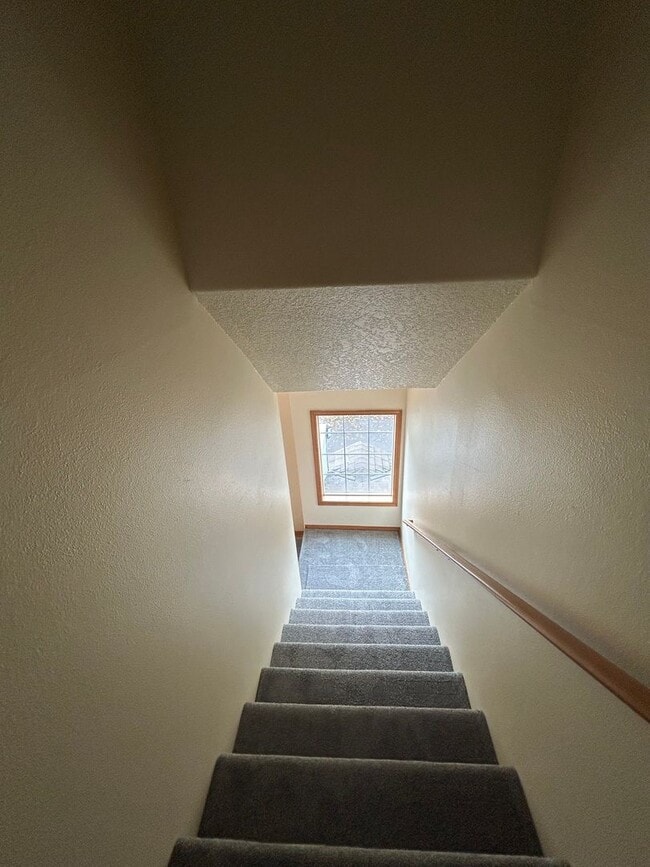 Building Photo - Fabulous 2 bed, 2 bath townhome with garage available for lease!