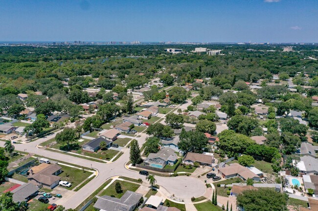 Building Photo - 4 Bedroom POOL Home in Largo