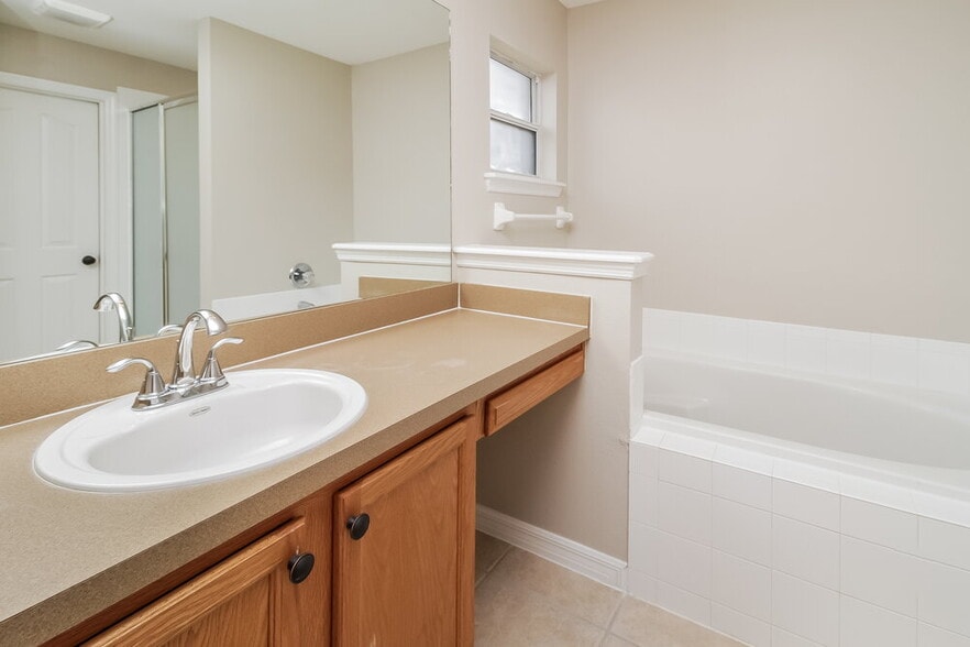 Building Photo - 25130 Ironwedge Dr