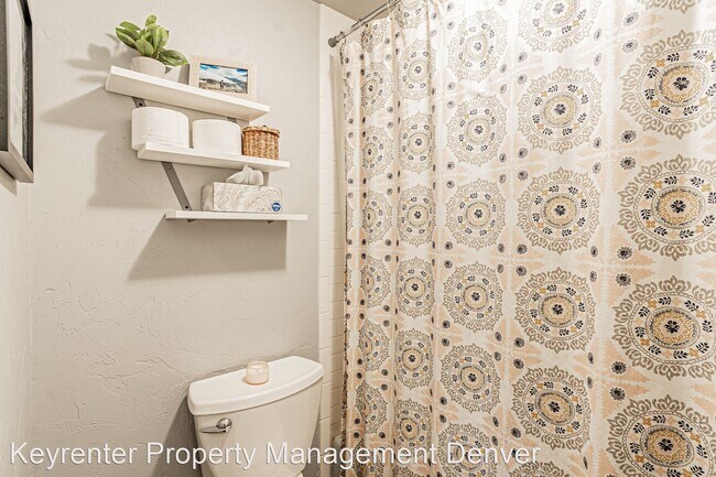 Building Photo - 2 br, 1 bath House - 700 N Washington St #207