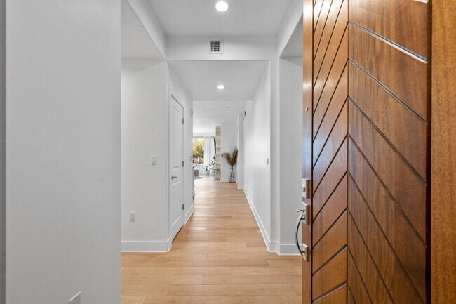 Building Photo - 4803 N Woodmere Fairway