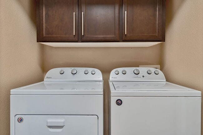 Building Photo - Exceptional 3BR Condo in Folsom! Stylish U...
