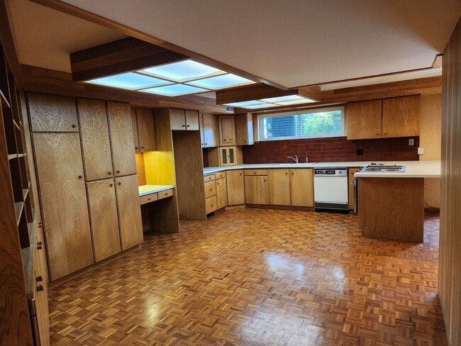 Building Photo - Beautiful 5 Bd 3.5 Ba Home in Holladay