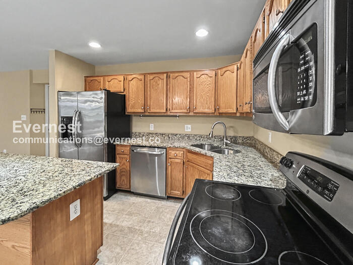 Building Photo - 8 Sarrington Ct