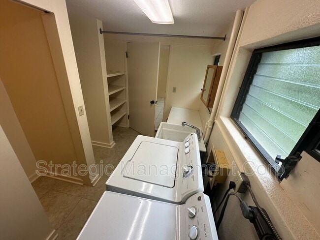 Building Photo - 3717 Manini Way