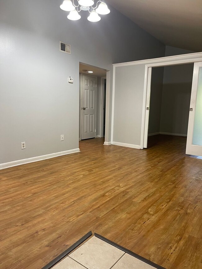 Building Photo - 1BR/1 BA/1 Bonus Room with balcony in Stad...