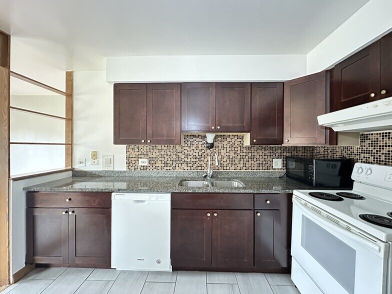 Building Photo - 1639 Oakwood Ave