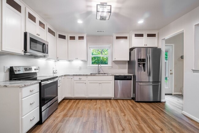 Building Photo - Beautiful 3 bedroom 2 bath house w/attached garage.