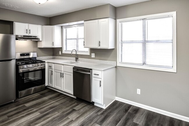 Building Photo - Spacious and updated 2 bed 1.5 bath!
