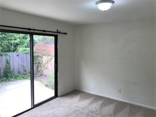 Building Photo - 541 Highland Dr