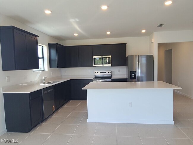 Building Photo - 1023 Caloosa Breeze Dr