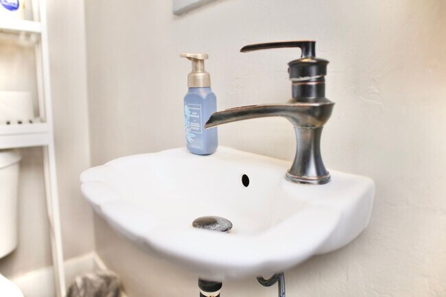 Building Photo - Furnished 1 Bedroom Downtown Tucson