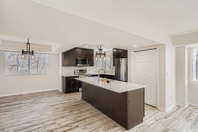 Building Photo - Beautifully Renovated Townhouse in Glendale Near Infinity Park