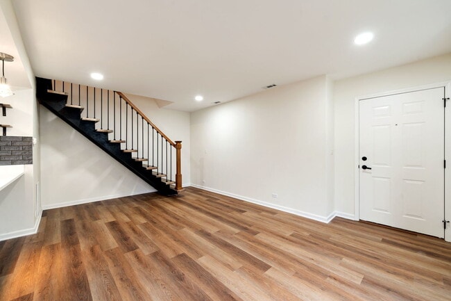 Building Photo - 1481 Quaker Ln