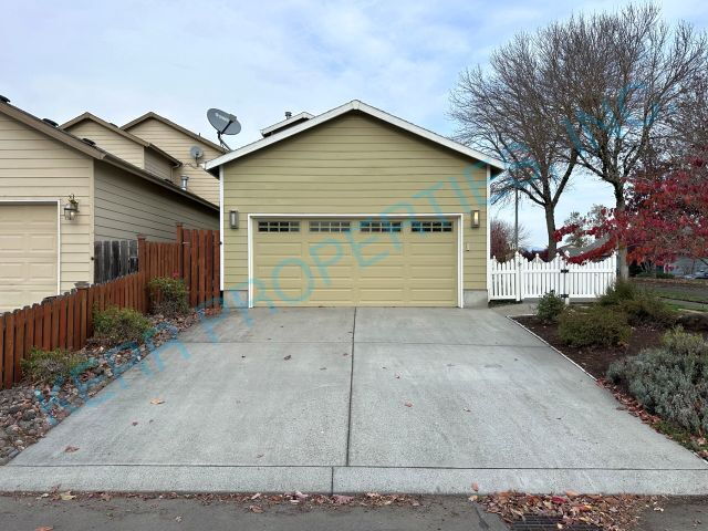 Building Photo - Charming 3-Bedroom Retreat with Stunning V...