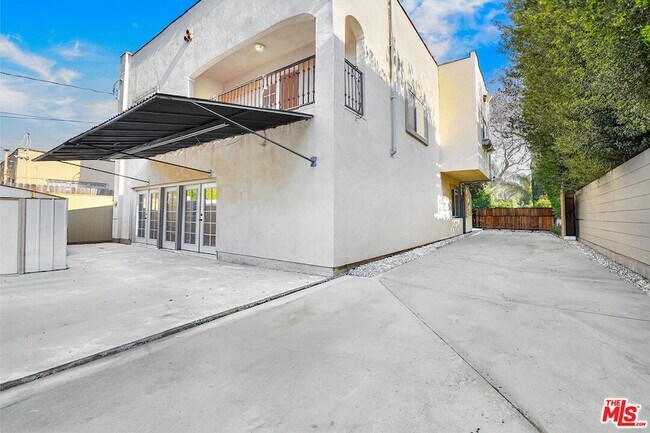 Building Photo - 743 N Las Palmas Ave