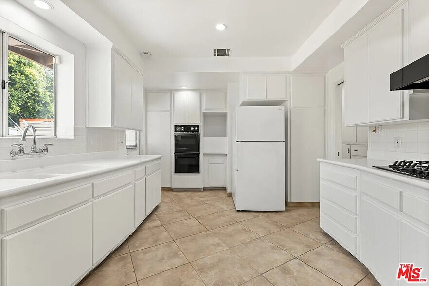Building Photo - 7377 W 88th St