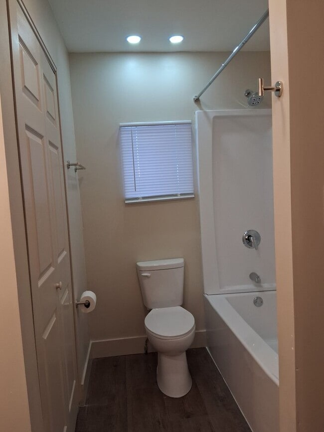 Building Photo - Quaint Newly-renovated Bungalow