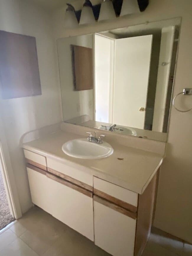 Building Photo - 2 BEDROOM CONDO BY UNT