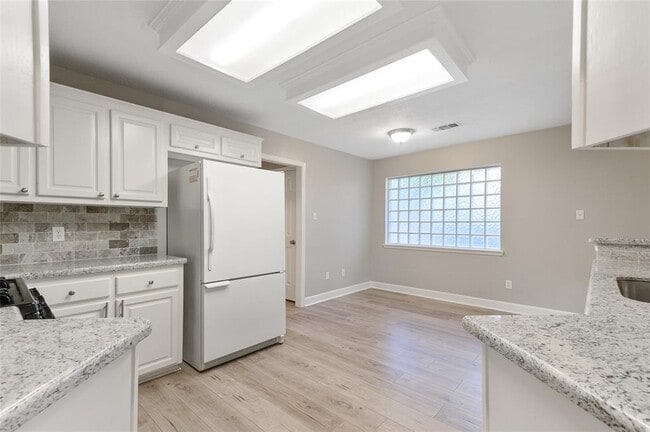 Building Photo - 10335 Emerald Oaks Dr