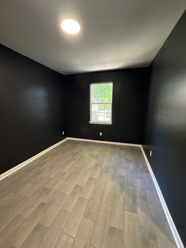 Building Photo - Beautiful 4-bedroom 2 bath home - Open To Section 8