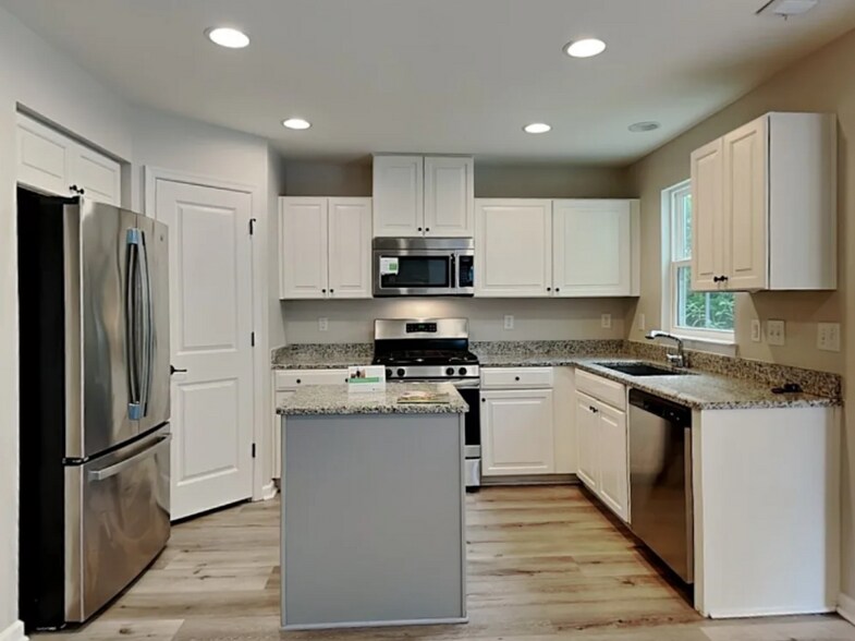 Primary Photo - 946 Fairdale Ct