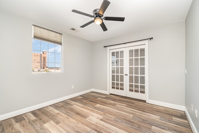 Building Photo - 360 S Elm St