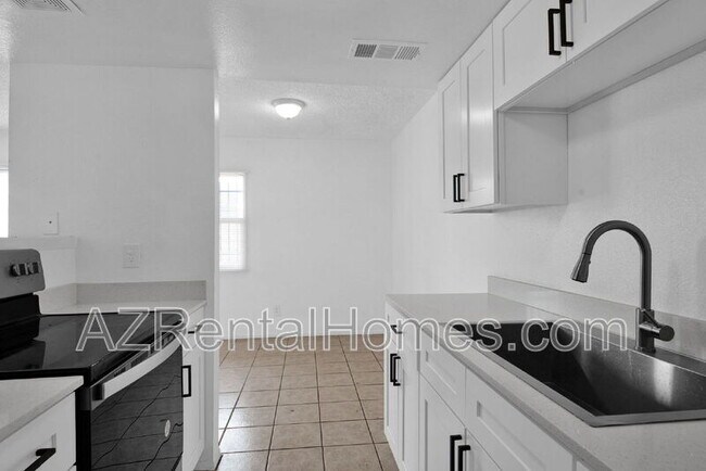 Building Photo - 4715 E Jones Ave