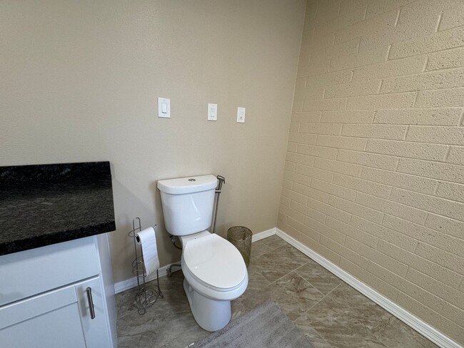 Building Photo - 3 Bedroom Furnished Home with UTILITIES INCLUDED with Courtyard Near the Colorado River 3-12 mont...