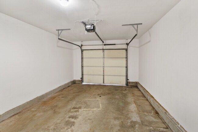 Building Photo - 1320 E Arnold St