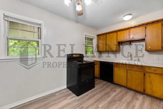 Building Photo - 2062 Poplar St