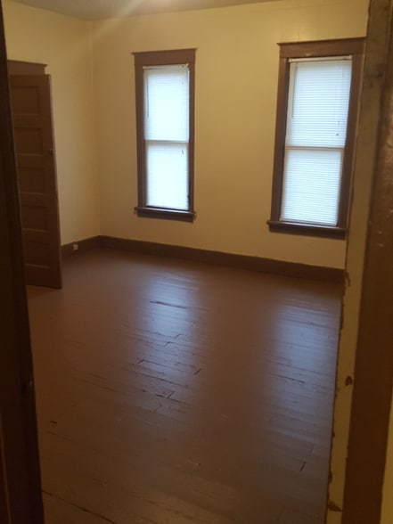 Building Photo - 775 E Vineyard Ave