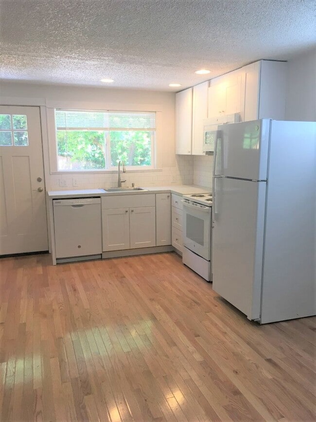 Building Photo - Duplex in Aloha!