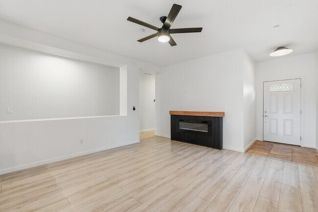 Building Photo - 7500 E Deer Valley Rd