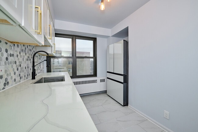 Building Photo - 6118 N Sheridan Rd