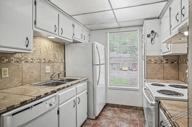 Building Photo - Two level Townhome in DeSoto Courts