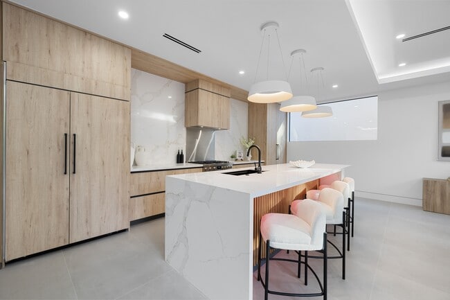 Building Photo - 807 SW 12th Ave