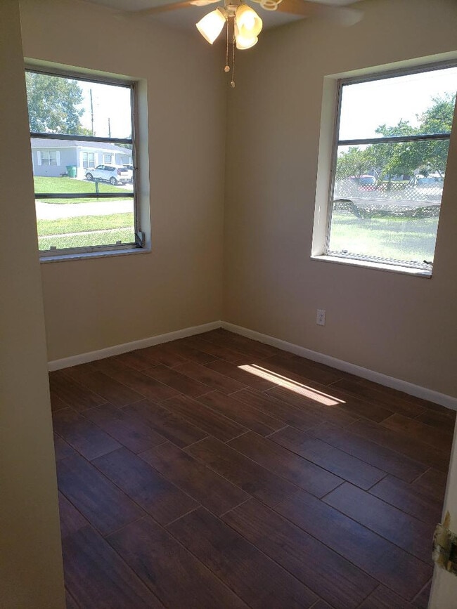 Building Photo - 2 Bed 1 Bath Home | Pet Friendly | Washer ...