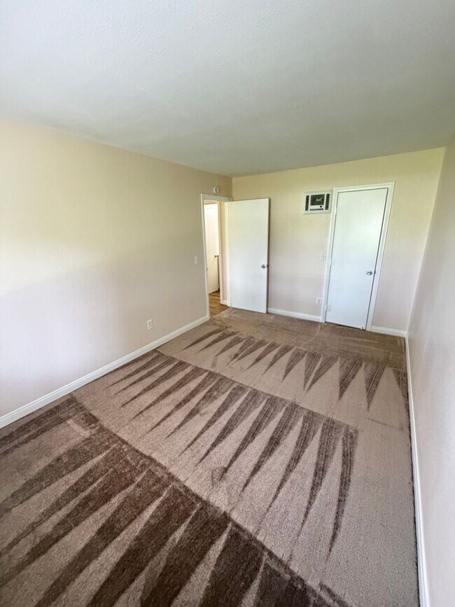 Building Photo - 2BR/1BA Lakeside ground floor condo with 1 car detached garage, 1 uncovered parking space & commu...