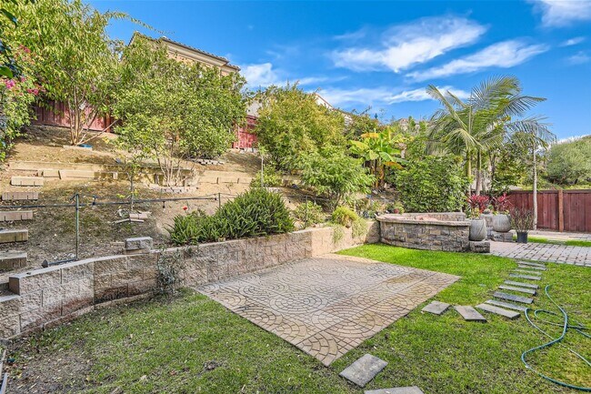 Building Photo - Don't miss out on this 4 Bedroom/ 4.5 Bath...
