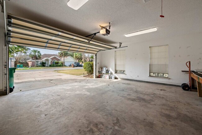 Building Photo - 300 Lan Rob Ln