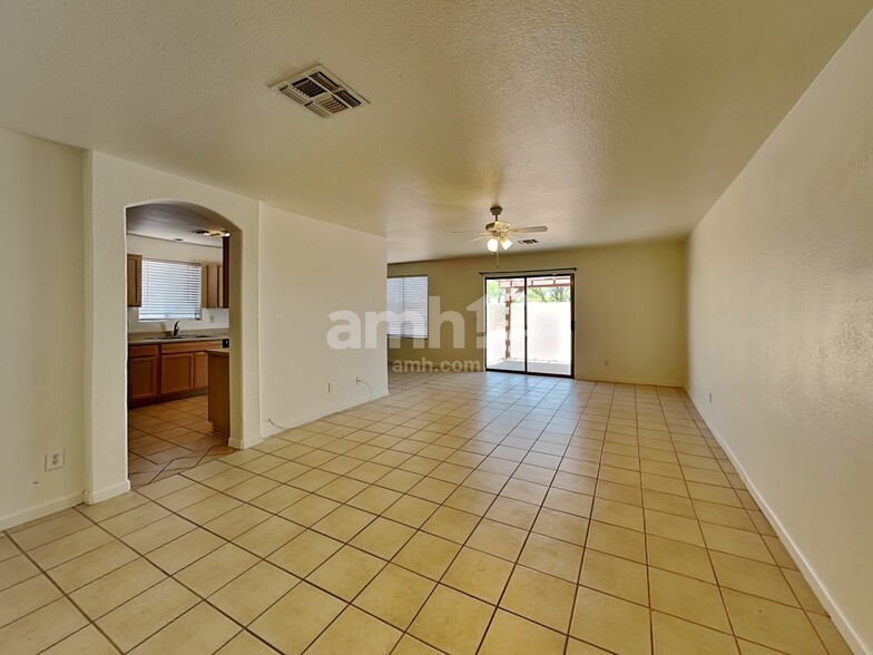 Building Photo - 1324 W Pleasant Ln