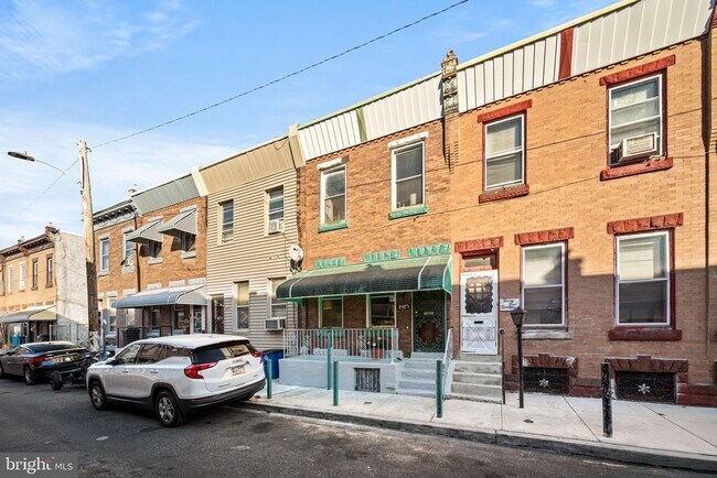 Building Photo - 2427 N Hollywood St