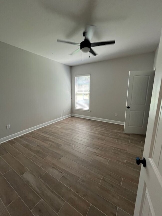 Building Photo - Beautiful Executive home in Hammock Bay with fenced backyard